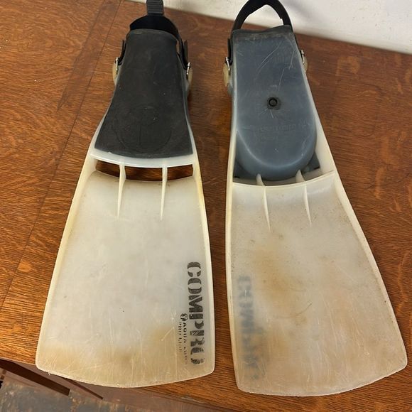 Men’s flippers size large - Picture 3 of 3